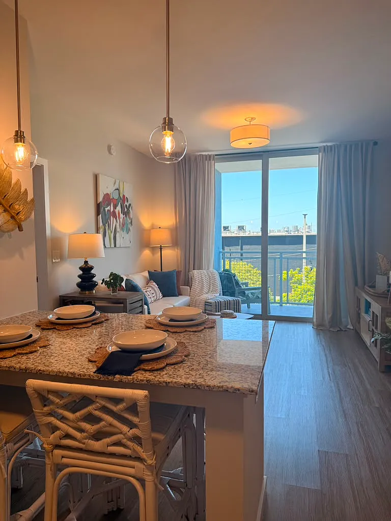 2 bed, 915 sqft, $2,599 — Photo 1