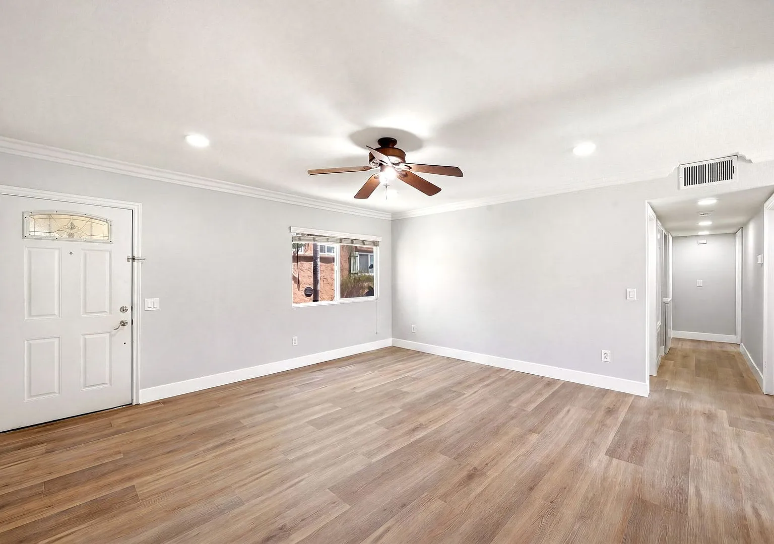 Completely Upgraded 3 Bedroom 2 Bath Condo W/ Laundry And Garage. Must See — Photo 2