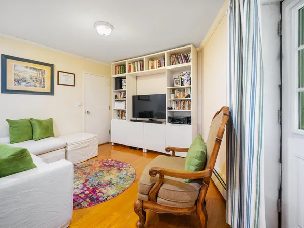 852 Home Street image 3 of 22