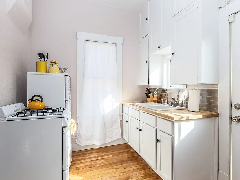 1325 W Woodland Ave — Photo 2