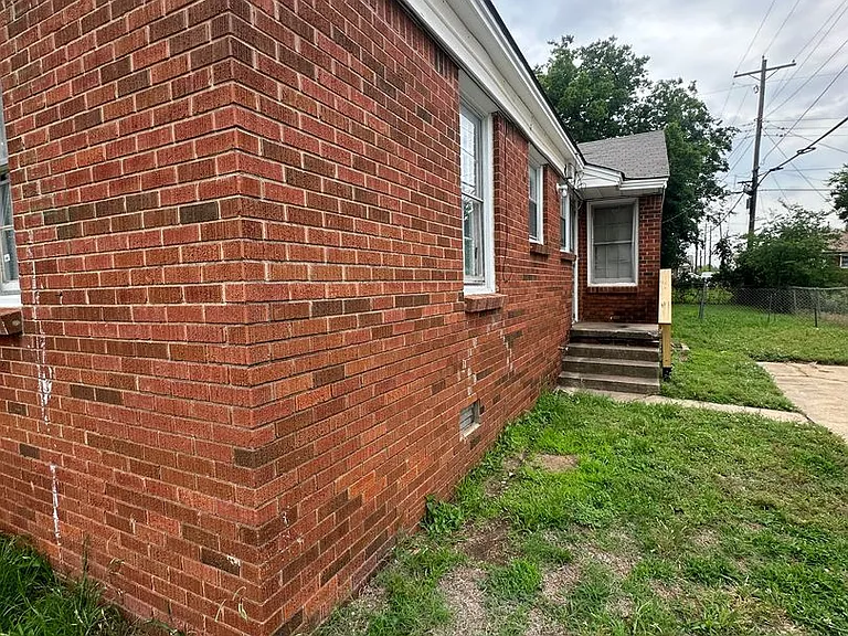 521 E Harmon Dr — Photo 4
