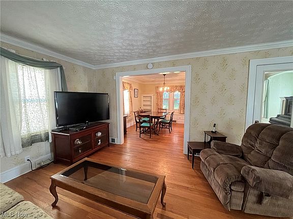 3rd image of 3961 E 41st St