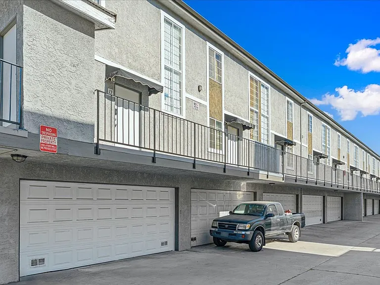 18547 Saticoy St #10 — Photo 19