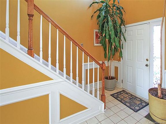 3rd image of 915 Rocky Meadows Ln