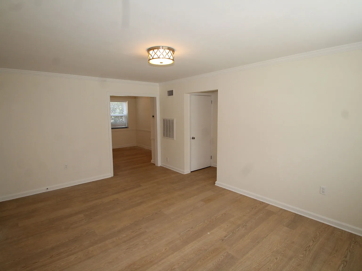 2 bed, 960 sqft, $1,350 — Photo 2