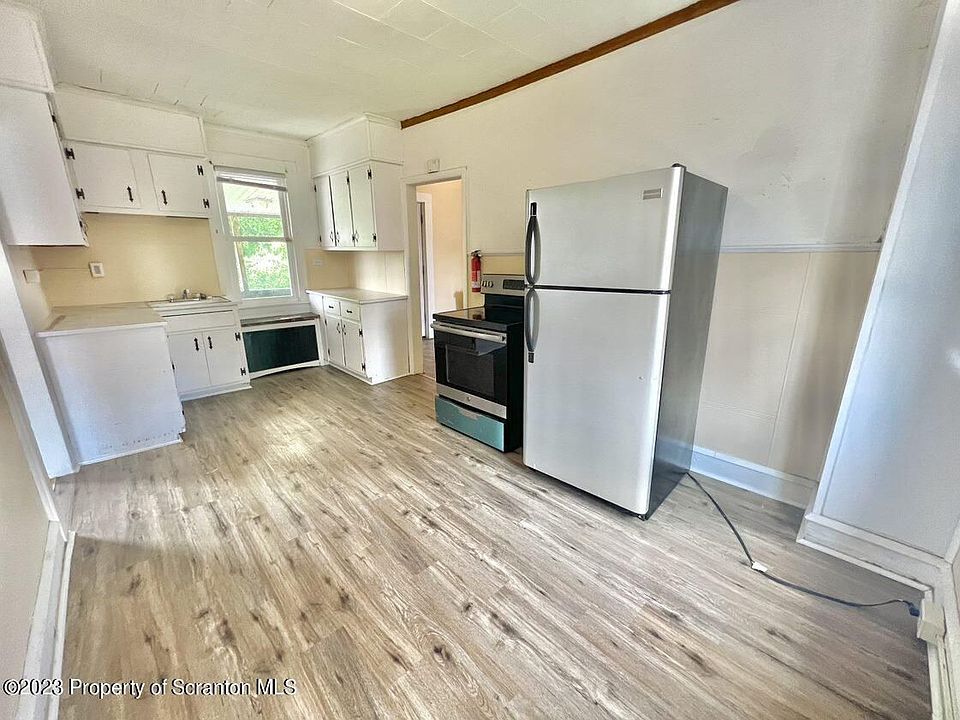 1st image of 640-642 Alder St Floor 2