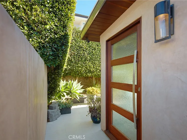 2680 Victoria Dr — Photo 4
