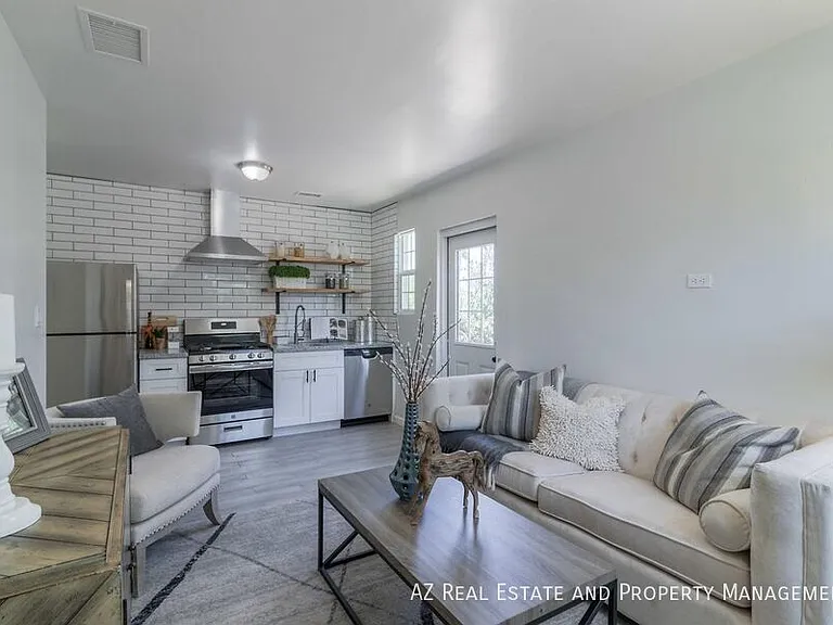 1649 E Oak St #8 — Photo 2
