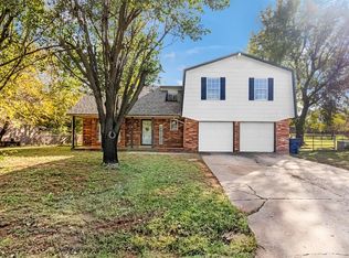 324 E Carson Ln, Mustang, OK 73064