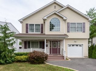 321 Mallard Rd, Carle Place, NY 11514