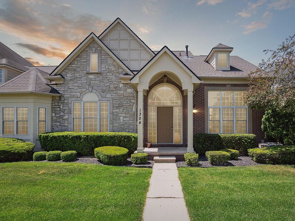 1st image of 1304 E Crystal Cir