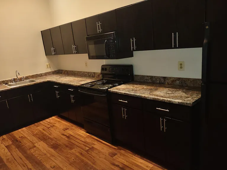 Marlboro Classic Apt & Redwood Square — Photo 44