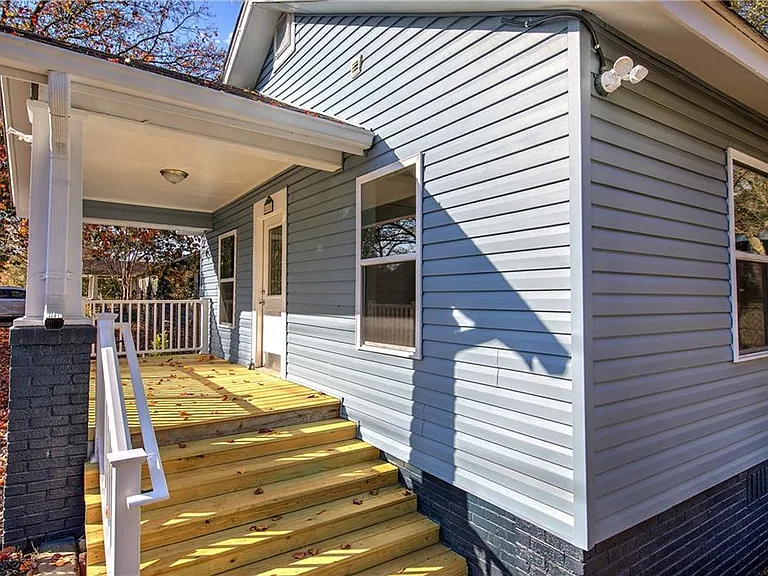 415 E 10th St SE — Photo 4