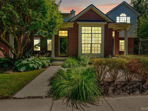 10104 Jasmine Dr, Walled Lake, MI 48390