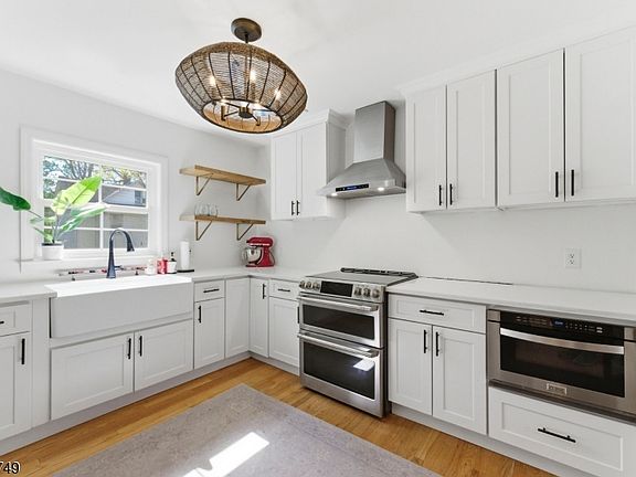 4th image of 1115 Tuxedo Sq