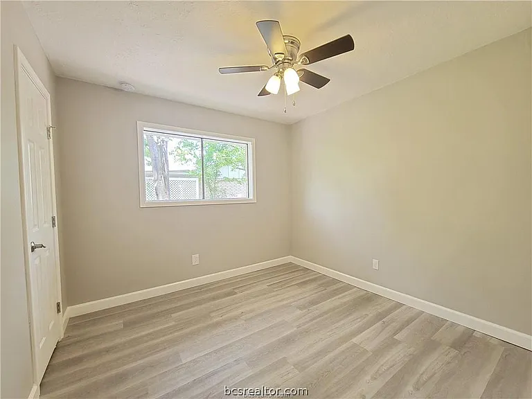 1409 Broadmoor Dr — Photo 9