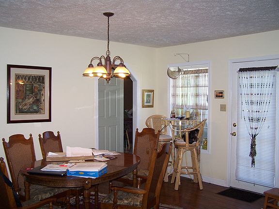 5th image of 233 Stone Hedge Dr