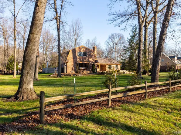 8730 Bridge Rd, Grosse Ile, MI 48138