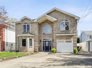 690 Golden Ave, Secaucus, NJ 07094