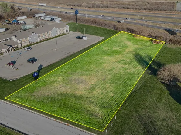 1356 N 25th St, Clear Lake, IA 50428
