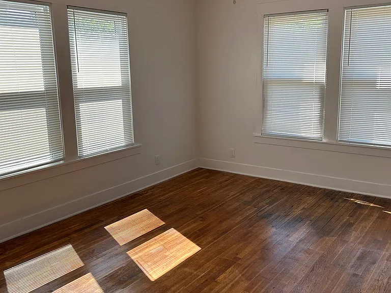 831 W Houston St — Photo 7
