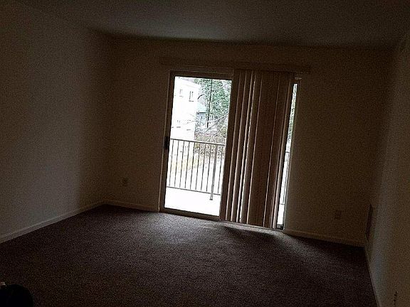 2nd image of 162 Richardson Pl APT 8