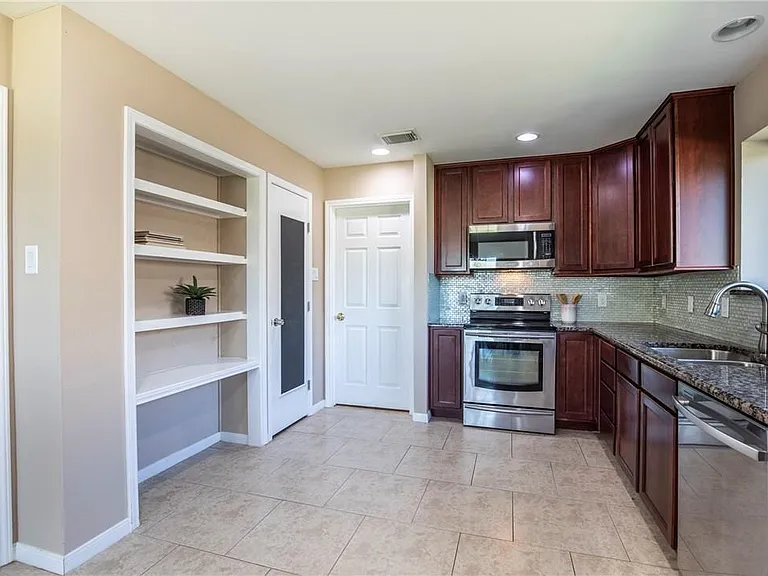 4428 Emerson Dr — Photo 9