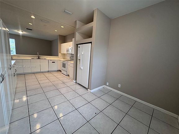 3rd image of 833 Stanton Dr