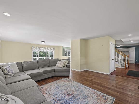 5th image of 19 Terrace Dr