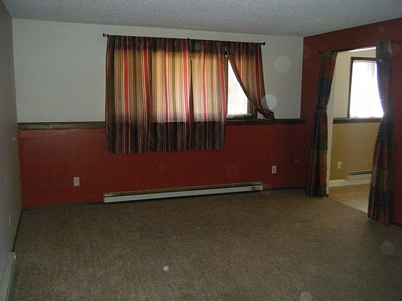 230 Honeysuckle, living room