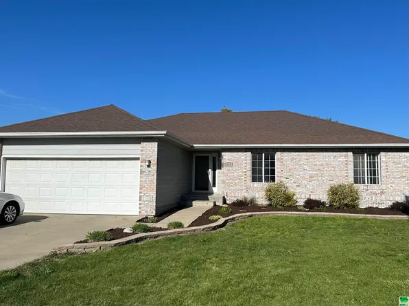 413 Baywood Dr, Sergeant Bluff, IA 51054