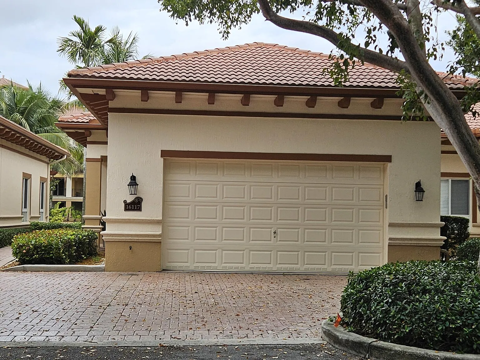 3 bed, 2.5 bath, 2390 sqft, $5,000 — Photo 2