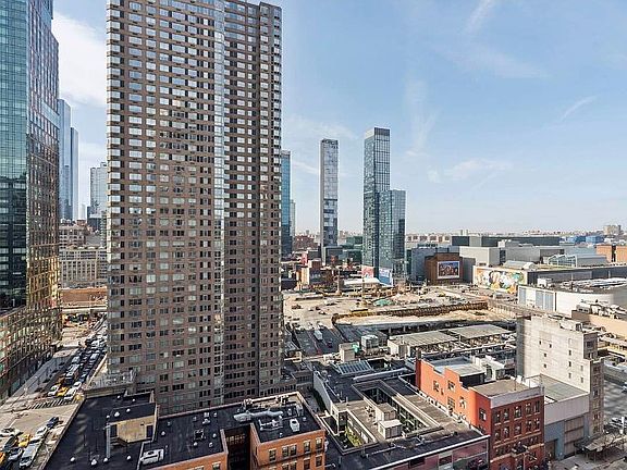 3rd image of 500 W 43rd St APT 21B