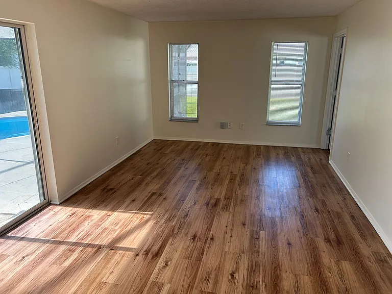 1404 Dexter Dr N — Photo 5