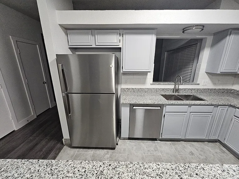 919 Crestwood Dr — Photo 15