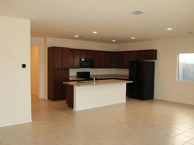21144 W Cypress St — Photo 2