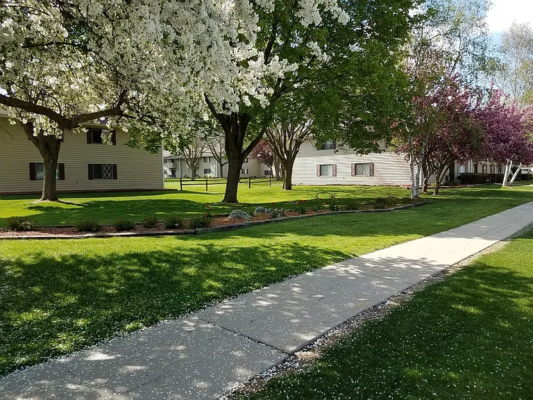 Courtyard Apartment Homes - 816 — Photo 3