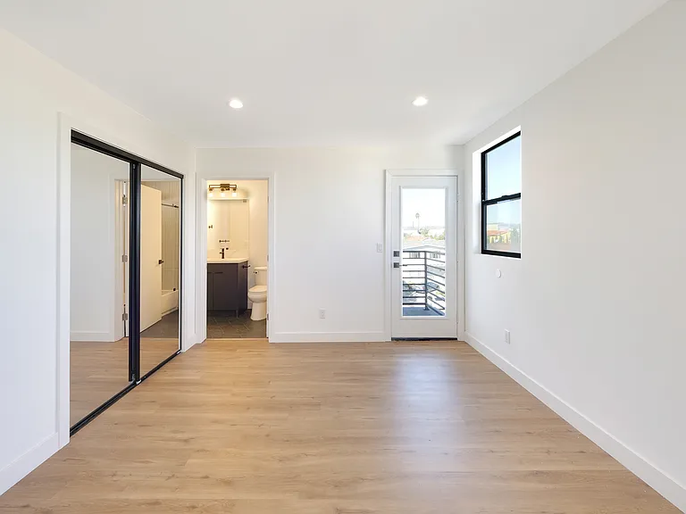 1858 S Redondo Blvd #5/6 — Photo 11
