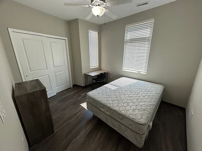 302 E Clark St — Photo 39