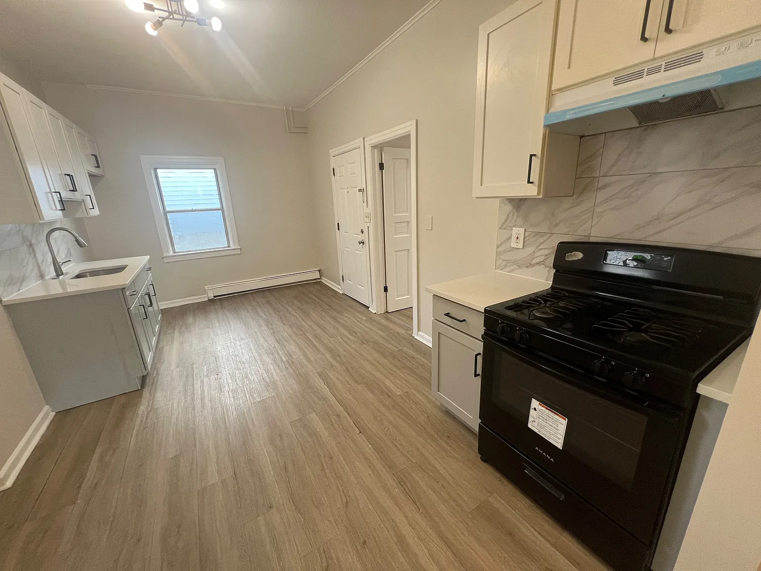 3 bed, $2,300 — Photo 1