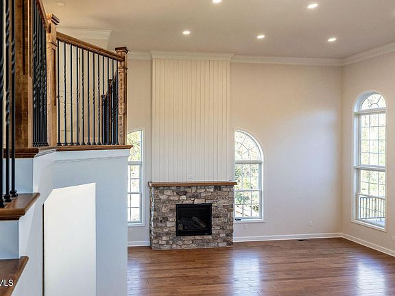 5th image of 102 Victoria Ln