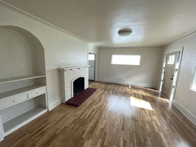 1648 Pearl St — Photo 4