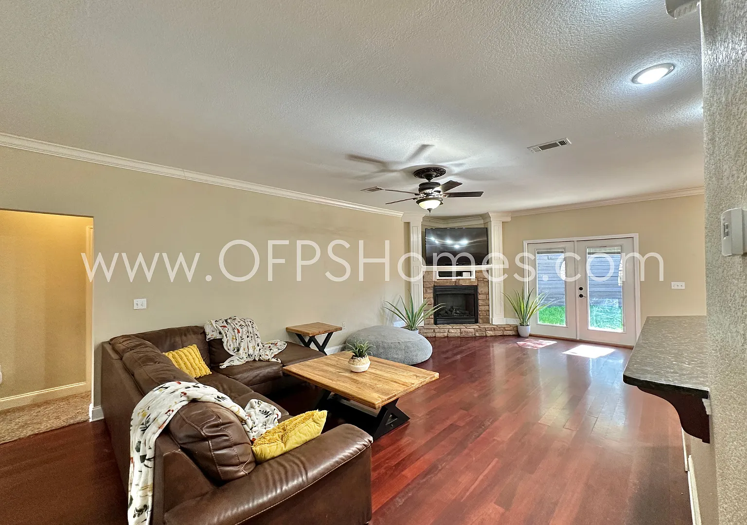 Available In Oct! 5br/3ba In S. Crestview — Photo 4