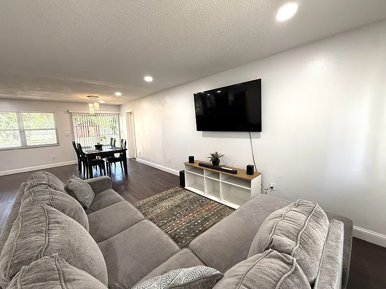 668 Hampton Dr NE — Photo 5