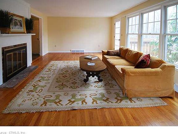 5th image of 45 Carriage Hill Dr