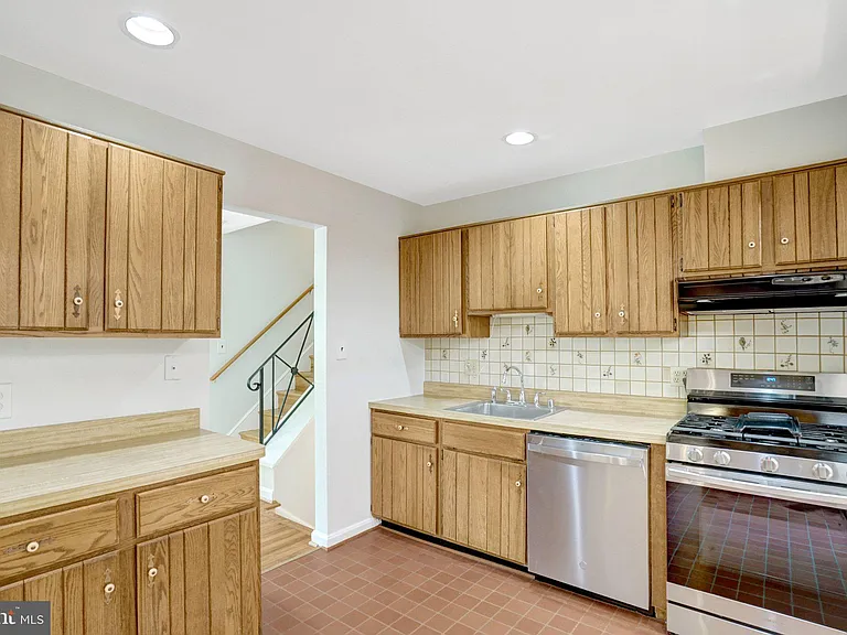 8236 Governors Ct — Photo 14