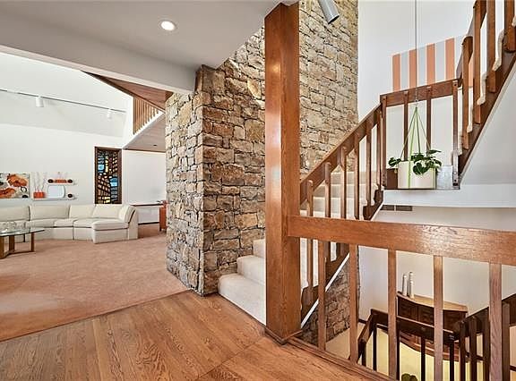 4th image of 9964 Hemlock Dr