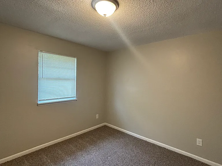 2221 Dorchester Dr — Photo 13