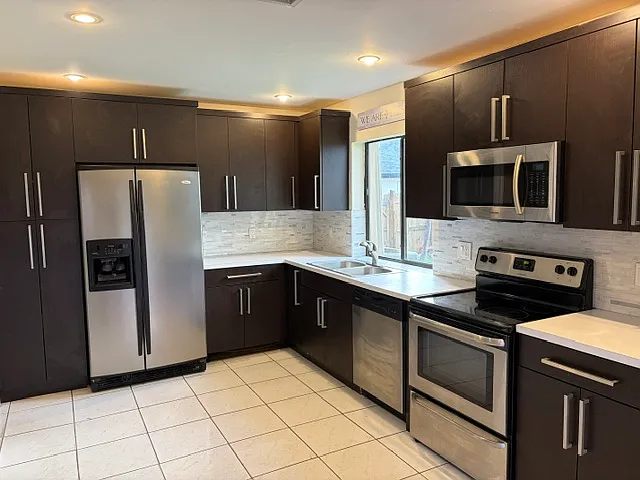 731 SW 95th Way — Photo 3