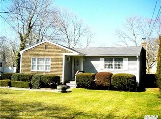 118 Holiday Blvd, Center Moriches, NY 11934